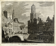 135826 Gezicht op de Oudegracht te Utrecht met de Stadhuisbrug uit het noordwesten, met links het stadhuis, rechts de ...